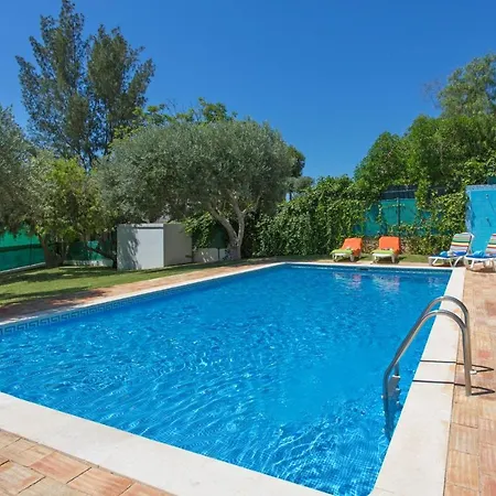 Villa Emilio Pequena By *